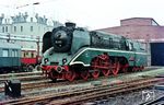 18 201 (Zweitbesetzung) vom Bw Halle (Saale) P wurde anlässlich einer Hauptuntersuchung im Raw Meiningen am 29.06.1967 mit Ölhauptfeuerung ausgerüstet. Vor der Lokhalle der VES-M Halle/Saale wartet sie auf neue Aufgaben. (09.1967) <i>Foto: Rolf Hahmann</i>