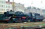 22 001 war 1958 im Raw Meiningen aus 39 107 rekonstruiert worden und stand der VES-M Halle/S zur Verfügung. Ihren Mischvorwärmer hatte sie mit Einbau der Gegendruckbremse im September 1959 gegen einen Oberflächenvorwärmer eingetauscht. Das Bild entstand im Bw Halle-P. (09.1967) <i>Foto: Rolf Hahmann</i>