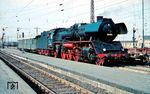 Die frisch aus 39 108 rekonstrierte 22 003 (Bw Dresden Altstadt) rangiert einen Postwagen in Leipzig Hbf. (06.1959) <i>Foto: Rolf Hahmann</i>