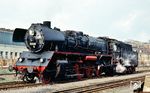 Am 26.06.1959 erfolgte die Rekonstruktion der 39 100 in 22 032 im Raw Meiningen durch den Einbau eines Hochleistungskessels und Verlängerung des Rahmens im Bereich des Stehkessels. Gut zehn Jahre später präsentiert sich die Halberstädter Lok mit einem sozialistischen Gruß an der Rauchkammer in Wernigerode. (03.1970) <i>Foto: Rolf Hahmann</i>