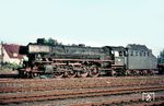 Die ölgefeuerte 41 210 rollt mit einem Güterzug durch ihren Heimatbahnhof Kirchweyhe. Die Umrüstung von Kohle- auf Ölfeuerung erlaubte die Dampflokomotiven effektiver nutzen zu können und war eine spürbare Erleichterung für den Heizer, der während einer Dienstschicht nicht mehr tonnenweise Kohlen schippen musste. Die erforderlichen Umbaumaßnahmen waren technisch und finanziell gering. Anstelle des Kohlekastens im Tender trat ein isolierter Ölbehälter mit einer oberen und einer unteren Ölbehälter-Heizschlange, um die erforderliche Fließfähigkeit des Brennstoffs zu erreichen. Ein Nachteil dieser Feuerung war bei längerer Abstellzeit die Notwendigkeit der Versorgung mit Fremddampf, um die Ölfeuerungsanlage wieder mit Eigendampf ab etwa 5 bar betreiben zu können. Um dies zu vermeiden, wurden die abgestellten Ölloks in vielen Bws in regelmäßigen Abständen aufgeheizt. (07.1967) <i>Foto: Rolf Hahmann</i>