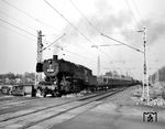 Auch wenn die Loknummer auf den ersten Blick etwas irritiert, handelt es sich tatsächlich um 50 1576 vom Bw Hamburg-Harburg, die in Sagehorn aus der Überholung fährt. 50 576 war in Saarbrücken schon Anfang 1967 ausgemustert worden. (04.1968) <i>Foto: Hans Landwehr</i>