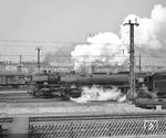 In der Ausfahrt aus Bremen Rbf trifft 41 049 auf eine 44er. (05.1967) <i>Foto: Hans Landwehr</i>