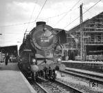 Im Frühjahr 1968 hatte die Osnabrücker 01 1060 in Vorbereitung auf das EDV-Nummernsystem bereits ihr altes Nummernschild eingebüßt. Den Aufenthalt am E 522 in Bremen Hbf nutzt der Heizer für eine kurze Nachschau.  (05.1968) <i>Foto: Hans Landwehr</i>