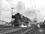 01 1077 beschleunigt den D 597 nach Hamburg aus Bremen Hbf. An diesem Tag war wohl noch ein anderer Fotograf unterwegs. (05.1968) <i>Foto: Hans Landwehr</i>
