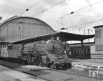 Die Bremer 01 161 beim Halt des E 748 (Hamburg-Altona - Osnabrück) in Bremen Hbf. (09.1968) <i>Foto: Hans Landwehr</i>