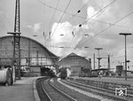01 161 startet mit dem E 748 nach Osnabrück in Bremen Hbf. Kurze Zeit später übernahm eine E-Lok diese Leistung. 01 161 wanderte am 29.09.1968 nach Braunschweig ab. (09.1968) <i>Foto: Hans Landwehr</i>