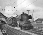 Ausfahrt des E 748 mit 01 161 in Bremen Hbf. Es dürfte eine der letzten Leistungen der 01 in Bremen gewesen sein. (05.1968) <i>Foto: Hans Landwehr</i>