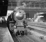 01 086 (Bw Bremen Hbf) ist mit E 746 aus Hamburg-Altona in Bremen Hbf angekommen. Der Eilzug endete hier. Die Gepäckmitarbeiter sind noch mit dem Ausladen des Expressgutes beschäftigt. (05.1967) <i>Foto: Hans Landwehr</i>