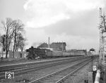 Ohne Halt fährt die Osnabrücker 01 1057 mit E 522 (Hamburg-Altona - Köln) durch den Bahnhof Sagehorn. (03.1968) <i>Foto: Hans Landwehr</i>