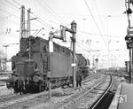 Etwas ungewöhnlich war der Umstand, dass die Osnabrücker 01.10 in Bremen Hbf vom Zug abkuppelten, um dort Wasser zu nehmen. Bei der Osnabrücker 01 1076 hatte man an diesem Tag wohl die Menge der noch vorhandenen Waservorräte unterschätzt. (04.1968) <i>Foto: Hans Landwehr</i>