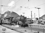 An drei schick gekleideten Damen vorbei fährt 01 167 mit E 748 nach Osnabrück aus Bremen Hbf. (06.1968) <i>Foto: Hans Landwehr</i>