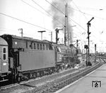 Ausfahrt frei für den D 494 nach Köln mit der Osnabrücker 01 1060 in Bremen Hbf. (04.1968) <i>Foto: Hans Landwehr</i>