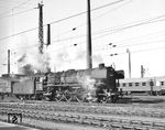 01 1097 vom Bw Rheine war im österlichen Zusatz-Reiseverkehr nach Bremen gekommen. Am Bw Bremen Hbf bereitet sie sich für die Rückfahrt nach Osnabrück vor. (04.1968) <i>Foto: Hans Landwehr</i>