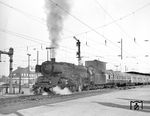 Ausfahrt des E 751 nach Hamburg-Altona mit 01 198 in Bremen Hbf. (04.1968) <i>Foto: Hans Landwehr</i>