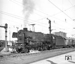 01 1054 (Bw Osnabrück) bringt den E 521 nach Hamburg-Altona in Bremen Hbf in Fahrt. (04.1968) <i>Foto: Hans Landwehr</i>