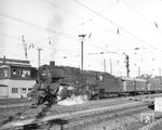 In der Ausfahrt aus Bremen Hbf passiert 01 167 mit E 755 nach Hamburg-Altona das Wärterstellerk "Bhn" aus dem Jahr 1914. Um 1970 ging das Stellwerk außer Betrieb. Die Bremer 01 war schon im Jahr zuvor ausgemustert worden. (04.1968) <i>Foto: Hans Landwehr</i>