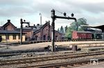 Stilleben im Bahnhof Göttingen. Der 1854 als Station der Hannöverschen Südbahn eingeweihte Bahnhof liegt westlich des Göttinger Stadtkerns. Anfang des 20. Jahrhunderts wurde der Bahnhof umfassend umgebaut. Insbesondere erfolgte eine Höherlegung der Gleise, was seitlich einen kreuzungsfreien Straßenverkehr erlaubte, den man fortan durch Unterführungen leitete. Im südlichen Teil wurde die Eichenberger Strecke nach Westen an die Dransfelder Rampe verlegt, der alte Verlauf war die heutige Eisenbahnstraße. Auch das Empfangsgebäude wurde mehrfach umgebaut und erhielt Anbauten. Die bis dahin direkt am Bahnhof endende 750 mm Gartetalbahn nach Rittmarshausen bekam im Zuge der Höherlegung den eigenen Bahnhof Göttingen Süd, etwa 400 Meter südlich des Staatsbahnbahnhofs. 1963 wurde Göttingen an das elektrifizierte Streckennetz angeschlossen. (05.1958) <i>Foto: Detlev Luckmann</i>