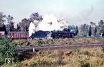 Von der Dransfelder Rampe kommend fährt 44 1402 (Bw Kassel) mit einem Güterzug nach Göttingen ein. (10.1958) <i>Foto: Detlev Luckmann</i>