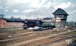 01 1088 (Bw Osnabrück Hbf) bringt den E 522 nach Köln im Bahnhof Rotenburg (Wümme) in Fahrt, der damals noch Rotenburg (Han) hieß. Das elektromechanische Fahrdienstleiterstellwerk "Rog" aus den 1930er Jahren ging 1968 außer Betrieb. (20.04.1965) <i>Foto: Detlev Luckmann</i>