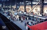 Eine S-Bahn nach Poppenbüttel ist in Hamburg Hbf eingefahren. (04.1967) <i>Foto: Detlev Luckmann</i>