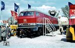 Auf der Hannoveraner Frühjahrsmesse 1963 stellte Henschel mit der DH 4000 eine sechsachsige Diesellok mit 3.800 PS vor, die auf eigene Rechnung als Einzelexemplar hergestellt worden war. Nach erfolgreicher Erprobung mietete die DB die 160 km/h schnelle Lok an und reihte sie als V 320 001 ein.  (22.04.1963) <i>Foto: Detlev Luckmann</i>