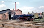 58 2833 vom Bw Northeim (Han) vor dem damals noch intakten Schuppen des Bw Herzberg (Harz). (10.1966) <i>Foto: Detlev Luckmann</i>