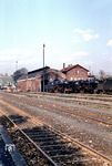 50 2833 (Bw Northeim/Han) und 50 1007 (Bw Goslar) vor dem Schuppen des Bw Herzberg (Harz). Später brannte der Schuppen aus, das Schuppendach wurde bis zum Ende des Dampfbetriebs im Mai 1976 nicht wieder aufgebaut. (10.1966) <i>Foto: Detlev Luckmann</i>