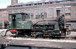 Im Mai 1967 fand anläßlich der BDEF Verbandstagung in Essen eine Ruhrgebietsrundfahrt statt, bei der mehrere Bergwerke besucht wurden. Die Zeche Prosper in Bottrop der Rheinstahl Bergbau AG stellte hierzu mehrere Lokomotiven auf Prosper III aus. Ein Exponat war die Lok 6, eine Hohenzollern Type Hermann (Baujahr 1918). Obwohl sie eine gewisse Ähnlichkeit zur preußischen T 3 hatte, war sie etliche Nummern größer als das Vorbild (400 PS statt 250 PS bei der T 3; 14 t Radsatzlast statt 11 t bei der T 3).  (04.05.1967) <i>Foto: Detlev Luckmann</i>