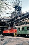 Lok E 4 mit einem Sonderzug auf Zeche Prosper III in Bottrop. Die Schachtanlagen Prosper gehörten zu den letzten aktiven Steinkohle-Schachtanlagen Deutschlands. (04.05.1967) <i>Foto: Detlev Luckmann</i>