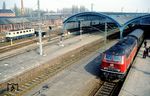 216 079 (Bw Oldenburg) vor einem Eilzug in ihrem Heimatbahnhof Oldenburg Hbf. Links fährt die Seelzer 141 263 vorbei. (04.1981) <i>Foto: Detlev Luckmann</i>