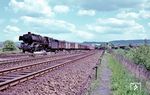 Die Göttinger 41 093 nimmt mit einem TEEM in der Südausfahrt aus Göttingen Anlauf für die Dransfelder Rampe Richtung Hannoversch Münden. Die Gleise im Vordergund führen nach Eichenberg. (05.1961) <i>Foto: Detlev Luckmann</i>