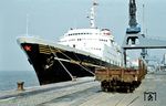 Das sowjetische Kreuzfahrtschiff "Mikhail Lermontov" lief am 31. Dezember 1970 vom Stapel und wurde am 21. April 1972 in Dienst gestellt. Anfangs kam das Schiff zwischen Bremerhaven (Foto) und den Kanaren zum Einsatz, ab Herbst 1972 bis zum Mai des folgenden Jahres wurde es im Liniendienst zwischen Bremerhaven und Montreal eingesetzt. Am 16. Februar 1986 lief das Schiff nach einem Navigationsfehler um 17.38 Uhr vor der Küste Neuseelands auf einen Unterwasserfelsen auf und erlitt dabei starke Bodenschäden. Um 22.45 Uhr sank die "Mikhail Lermontov" schließlich auf eine Wassertiefe von 35 Metern, wobei ein Besatzungsmitglied ums Leben kam. Das Wrack des Schiffes konnte bis heute nicht geborgen werden. (04.1972) <i>Foto: Detlev Luckmann</i>