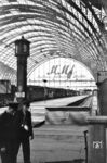 Blick in die Bahnhofshalle in Frankfurt (Main) Hpbf Anfang der 1950er Jahre. Im Zweiten Weltkrieg war der Bahnhof mehrfach Ziel alliierter Luftangriffe, so z.B. am 11. Dezember 1944, als knapp 1000 Tonnen Bomben auf den Bahnhof abgeworfen wurden. Vor allem die Verglasung der Bahnsteighallen wurde dabei zerstört. (1951) <i>Foto: Detlev Luckmann</i>