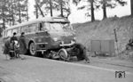 Der Schienen-Straßen-Omnibus verkehrte als Zweiwegefahrzeug auf der Straße und auf Bahngleisen. Zum Winterfahrplan 1954/55 wurde die Verbindung Koblenz–Betzdorf eingerichtet. Die Strecke führte von Koblenz auf der Straße nach Dierdorf (Foto) und von dort über die Bahnstrecke Engers–Au bis Au (Sieg) und weiter auf der Siegstrecke bis Betzdorf. Diese Relation erwies sich als größter Erfolg des Konzepts und bestand deshalb auch am längsten. Eine Fahrt dauerte zweieinhalb Stunden. Es war die einzige Verbindung, auf der zwei Fahrten pro Tag und Richtung angeboten wurden. Die letzte planmäßige Fahrt am 27. Mai 1967 besiegelte gleichzeitig das Ende des Schienen-Straßenbusses. (09.03.1966) <i>Foto: Gerhard Röder</i>