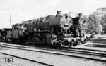 50 904 (Bw Betzdorf/Sieg) neben 93 1048 (Bw Altenkirchen/Ww) im Bahnhof Erbach (Westerw). (08.08.1964) <i>Foto: Gerhard Röder</i>