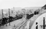 93 639 (Bw Altenkirchen/Ww) mit einem Schotterzug in Büdingen (Westerw). (10.05.1964) <i>Foto: Gerhard Röder</i>