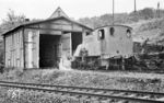 Werklok der Basalt AG vor dem werkseigenen Lokschuppen in Büdingen (Westerw). Davor verläuft das Streckengleis von Erbach (Westerw) nach Limburg (Lahn). (10.05.1964) <i>Foto: Gerhard Röder</i>