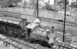 Unmittelbar am Haltepunkt Büdingen (Westerw) befand sich die Verladestelle der Basalt AG, deren Werklok dort gerade rangiert. (10.05.1964) <i>Foto: Gerhard Röder</i>
