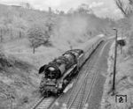 41 1055 (Bw Saalfeld/Saale) mit einer der letzten dampfgeführten Personenzugleistungen auf der "Holzlandbahn", dem P 6018 nach Jena Saalbf in der Ausfahrt aus Töppeln. (09.05.1986) <i>Foto: Joachim Schmidt</i>