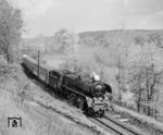 Entlang der blühenden Landschaften bei Kraftsdorf befördert 41 1055 den P 6018 von Gera nach Jena. (09.05.1986) <i>Foto: Joachim Schmidt</i>