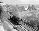 Mit einem Durchgangsgüterzug nach Camburg fährt 41 1182 in Saalfeld-Remschütz durch das Saaletal. (11.05.1986) <i>Foto: Joachim Schmidt</i>
