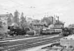 Im Bahnhof Camburg endete die 1967 aus Richtung Norden kommende neu aufgebaute Oberleitung. So wurden bis zur erneuten Elektrifizierung der Saalebahn im Mai 1995 fast alle Züge, die nach Süden unterwegs waren, in Camburg umgespannt. Im Sommerfahrplan 1976 waren es z.B. 54 Züge pro Tag. Im Bahnhof Camburg warten die Saalfelder 41 1225 und 41 1055 auf ihre Leistungen, während die Saalfelder 132 047 mit einem Schnellzug durchfährt. (13.05.1986) <i>Foto: Joachim Schmidt</i>