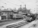 243 091 vom Bw Halle (Saale) P übergibt im Bahnhof Camburg ihren Personenzug an 41 1055. Das Fahrdienstleiter-Stellwerk "Cb" überstand noch die Wende. Um 1991 wurde mit der Ausstattung des Bahnhofs auf Lichtsignaltechnik die Signalbrücke geschliffen. Nach der Außerbetriebnahme des Stellwerks am 26.11.2011 wurde das Gebäude 2016 abgerissen. (13.05.1986) <i>Foto: Joachim Schmidt</i>