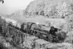 Der Zementzug Gag 54310 (Gera - Karsdorf) fährt mit der Saalfelder 41 1180 im Tal der Weißen Elster in Wetterzeube ein. (25.09.1986) <i>Foto: Joachim Schmidt</i>
