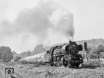 41 1180 beschleunigt den Zementzug 54310 nach Karsdorf in der Ausfahrt aus Haynsburg. (25.09.1986) <i>Foto: Joachim Schmidt</i>