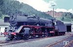 Im Sommerfahrplan 1967 setzte das Bw Trier acht Maschinen der Baureihe 01 auf der Moselstrecke nach Koblenz und einen viertägigen Umlauf auf der Eifelbahn nach Köln ein. 01 067 präsentiert sich hier an der Drehscheibe im Bw Gerolstein. Die Lok konnte allerdings in Gerolstein nicht gedreht werden, da das Bw nur eine 20-m-Drehscheibe besaß.  (05.1967) <i>Foto: Harald Vogelsang</i>