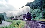 01 062 (Bw Trier) mit dem E 555 nach Köln im südlichen Teil der Eifel an der Kyll bei Daufenbach. Hinter der Lok läuft einer der 1951 bei der DB neu gebauten Doppelstockwagen, die das Ende ihres Daseins auf der Eifelstrecke fristeten.  (07.1968) <i>Foto: Harald Vogelsang</i>