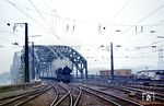 An einem trüben Sommertag im August 1968 rollt 01 062 (Bw Trier) mit P 3540 nach Jünkerath über die Hohenzollernbrücke kommend in den Kölner Hauptbahnhof ein. (08.1968) <i>Foto: Harald Vogelsang</i>