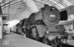 Letzte Vorbereitungen vor Abfahrt des P 3540 nach Jünkerath mit 01 062 in Köln Hbf. (08.1968) <i>Foto: Harald Vogelsang</i>